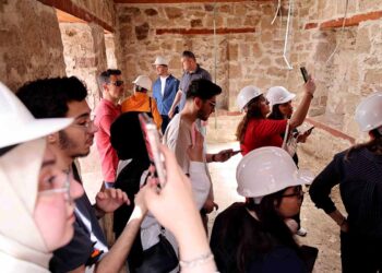 Geleceğin Mimarları Arasta Çarşısı’nda restorasyonu yerinde inceledi