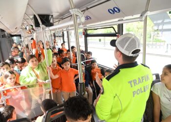 Konya’da “Nezaket Otobüsü” çocuklara trafik kültürünü öğretiyor