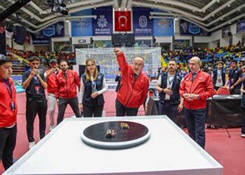 Kavuş, TEKNOSEL Teknoloji Festivali’ni ziyaret etti