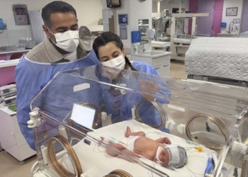 Aynı doktor 30 yıl sonra ikiz annenin ikiz bebeklerini dünyaya getirdi