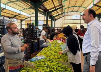 Altay Karkent Pazarı’nda esnafı ziyaret etti