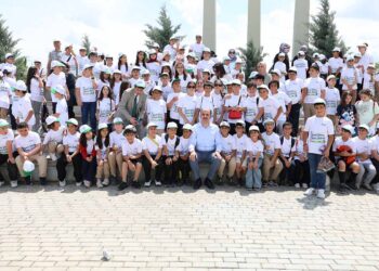 Altay ve öğrenciler çevre için el ele verdi