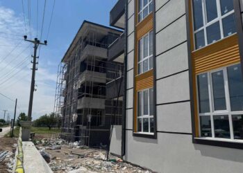 Kulu’da inşaat işçisi elektrik akımına kapılıp 4’üncü kattan düştü