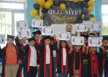 Asırlık eğitim çınarı Nesrin ve Ayşegül Kardeşler İlkokulu 99. mezunlarını verdi