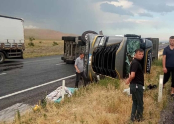 Karapınar’da tır devrildi: Sürücü yaralandı