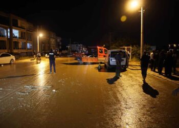 Konya’da dağdan gelen sel iş yerlerini ve yolları vurdu