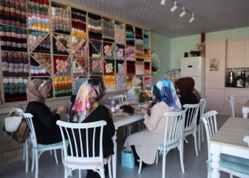Konya’da anne-kız hayallerini örgü kafeyle gerçeğe dönüştürdü