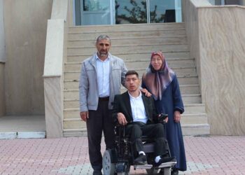 Karapınarlı bedensel engelli genç, azmiyle üniversiteden mezun oldu