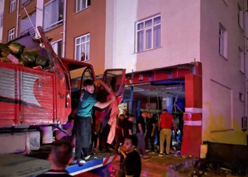Konya’da kaza: Karpuz yüklü kamyon markete daldı