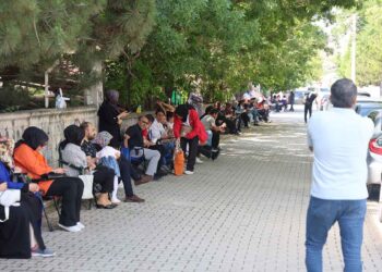 LGS’de öğrenciler içeride, veliler dışarıda ter döktü