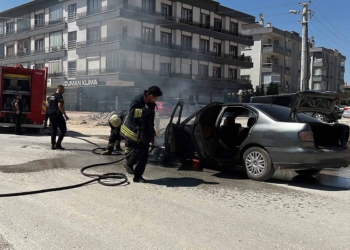 Karatay’da seyir halindeki otomobil alev alev yandı