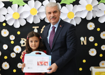 Vali Akın öğrencilerin karne sevincine ortak oldu