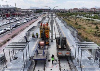 Adliye-Şehir Hastanesi Tramvay Hattında enerji montajları sürüyor