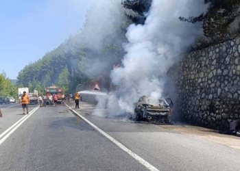 Antalya-Konya yolunda araç küle döndü