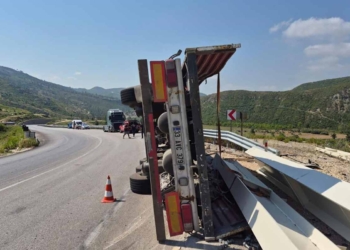 Antalya-Konya yolunda kontrolden çıkan tır yan yattı