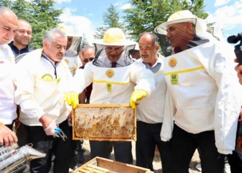 Beyşehir’de sezonun ilk bal hasadı gerçekleştirildi