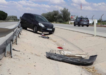 Karaman’da korkutan kaza: Otomobil bariyerlere çarptı