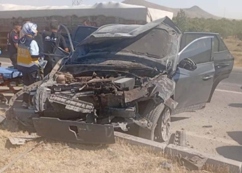 Karapınar’da otomobil refüje çarptı: 4 yaralı