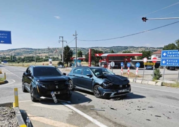 Akşehir istikametinden gelen otomobil kavşakta çarpıştı: 6 yaralı
