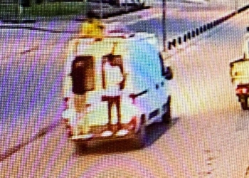 Konya’da minibüs üzerinde tehlikeli yolculuk kamerada