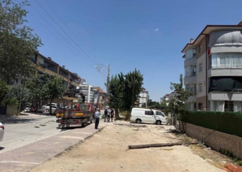 Konya’da vincin takıldığı direkler minibüsün üzerine devrildi