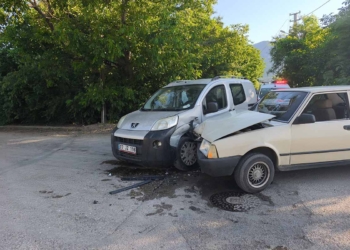 Seydişehir’de hafif ticari araçla otomobil çarpıştı: 4 yaralı