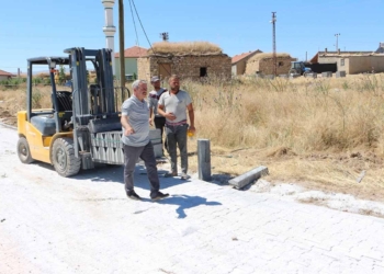 Yunak Belediye Başkanı mahallelerdeki yol çalışmalarını inceledi