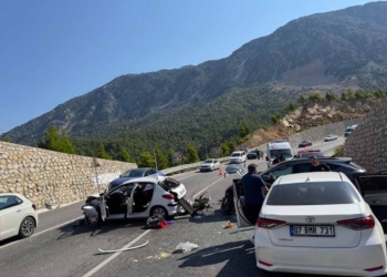 Antalya-Konya yolunda otomobil karşı şeride geçti: 4 yaralı