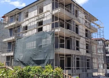 Beyşehir’de inşaatta çalışan usta beton zemine düştü