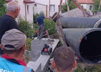 Beyşehir’de kamyoneti durdurmaya çalışırken sıkıştı, ekipler seferber oldu