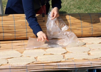 Beyşehir’de kış sofraları için tarhana mesaisi başladı