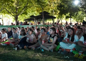 Karatay’da çocuklara açık havada sinema şöleni