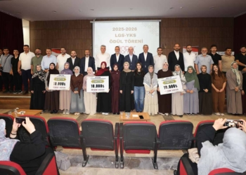 Konya’da İmam Hatipli öğrencilerin LGS ve YKS’de büyük başarısı ödüllendirildi
