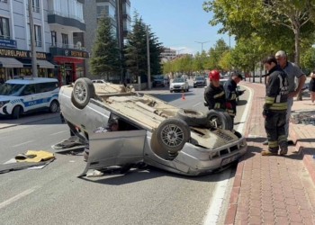 Konya’da kontrolden çıkan otomobil kaldırıma çarpıp takla attı