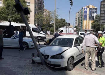 Konya’da otomobil ile kamyonet çarpıştı, araçlar direğe savruldu