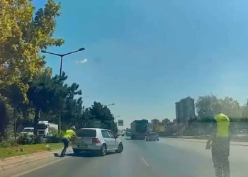 Konya’da yolun ortasında kalan otomobil için polis seferber oldu