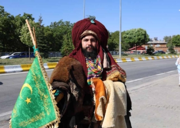 Konya’dan Ahlat’a Selçuklu kıyafetiyle geldi, Erdoğan’ı görmek için bekledi