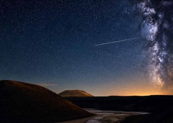 Perseid meteor yağmuru Meke Gölü’nde fotoğraf karelerine yansıdı