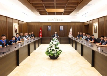 Selçuklu’nun şampiyon güreşçileri başarılarını Vali Akın’la paylaştı
