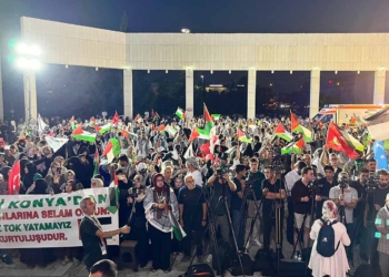 Uluslararası Filistin Konvoyu, Konya'da Mevlana Kültür Merkezi önünde düzenlenen programda vatandaşlar ve sivil toplum kuruluşlarının temsilcileri tarafından karşılandı. (Fotoğraf: Taha Taş / İhlas Haber Ajansı / İHA)