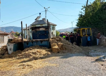 Bozkır’da saman yüklü kamyon alevlere teslim oldu
