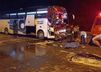 Konya-Kahta seferini yapan yolcu otobüsü TIR’a çarptı: 2 ölü, 17 yaralı