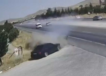 Konya’da yola savrulan parçadan kaçarken karşı şeride geçen otomobil 2 can aldı