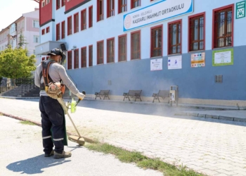Selçuklu’da okul bahçeleri yeni eğitim yılı öncesi bakımdan geçiriliyor