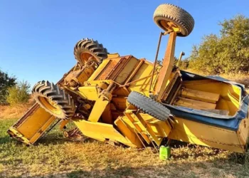 Beyşehir’de biçerdöver devrildi: Operatör yaralandı