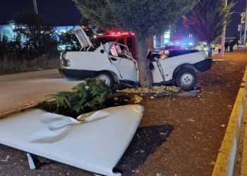 Beyşehir’de TOFAŞ kazası: İtfaiye ekipleri tavanı keserek çıkardı