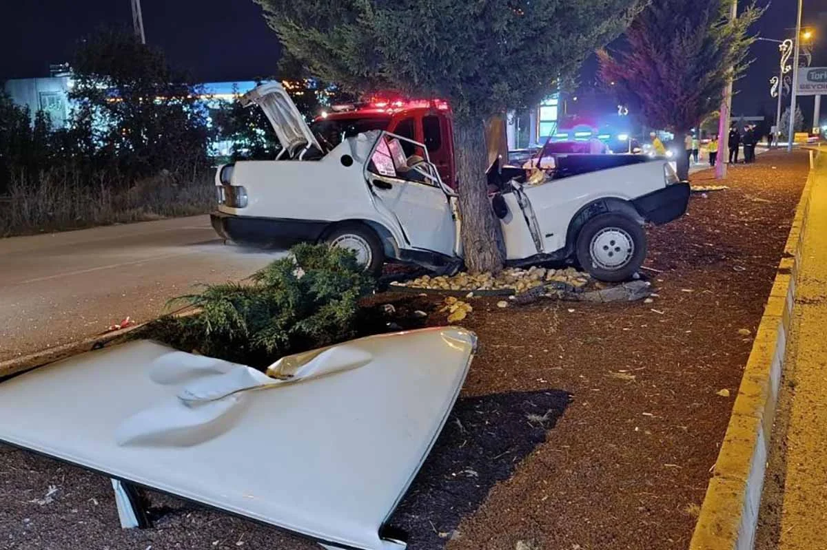 Beyşehir’de TOFAŞ kazası: İtfaiye ekipleri tavanı keserek çıkardı