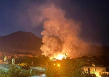 Beyşehir’de geceyi aydınlatan yangın: Çok sayıda balya kül oldu