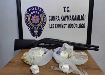 Çumra’da araçlardan kokain ve ruhsatsız pompalı tüfek çıktı