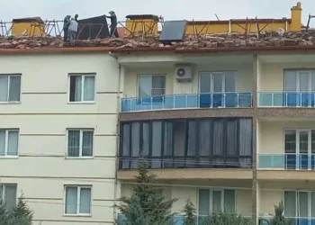 Karapınar’da 4 katlı binanın çatısında tehlikeli çalışma kamerada